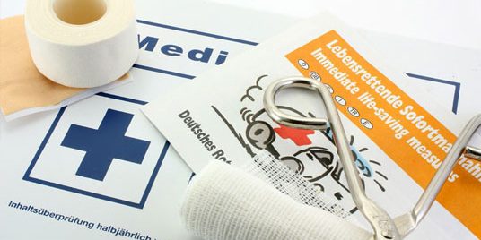 AST67_contenu_trousse_secours-01