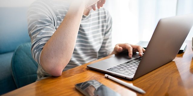 ノートPCで作業中の男性