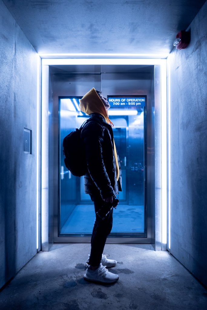 bantersnaps-UUZv3QYYFiA-unsplash homme dans ascenseur