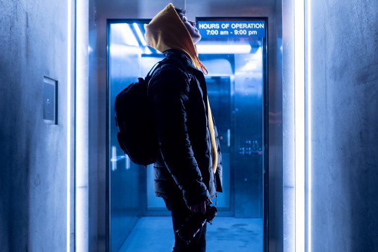 homme dans ascenseur