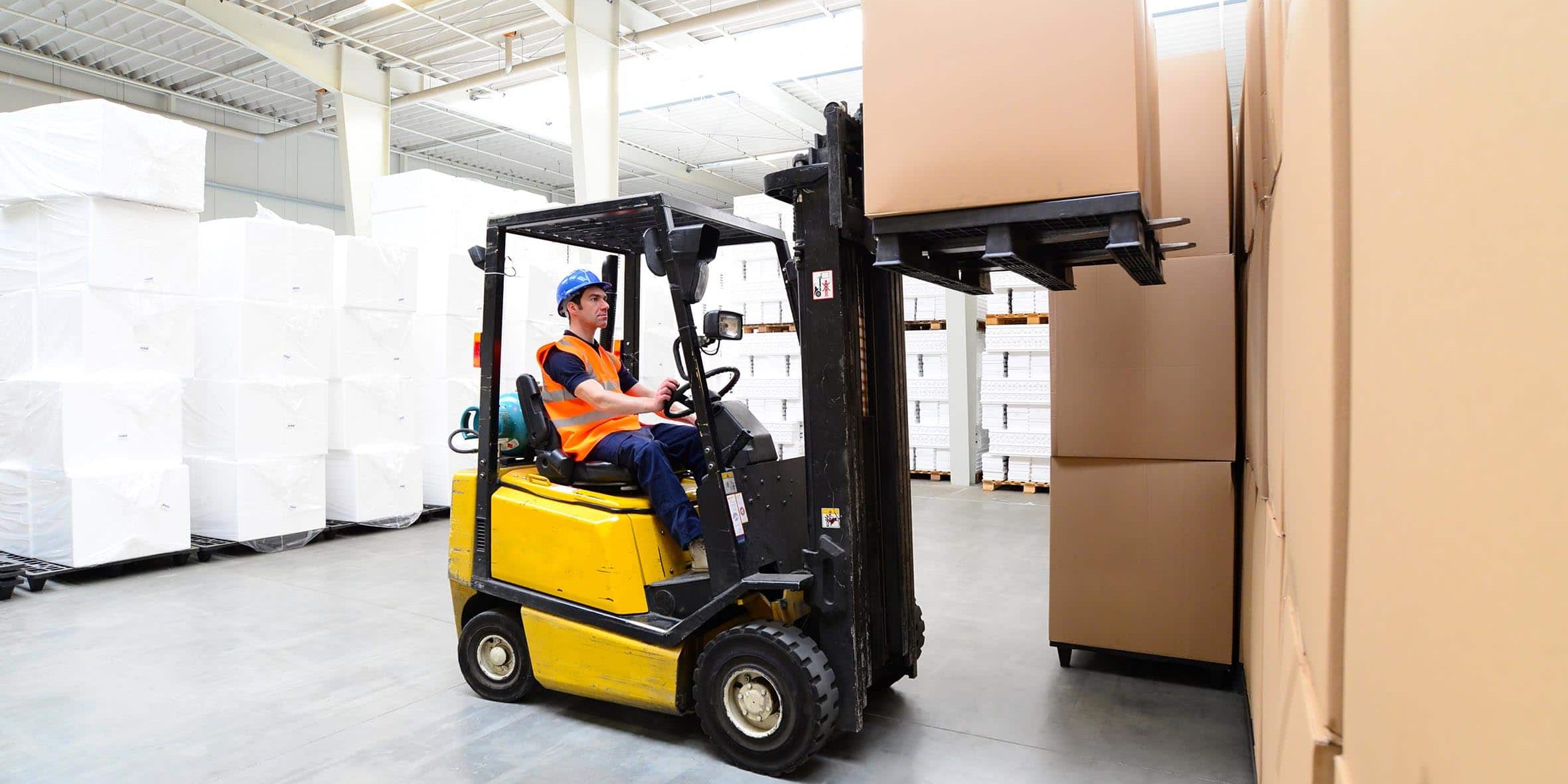 Gabelstaplerfahrer in einem Warenlager // international shipping