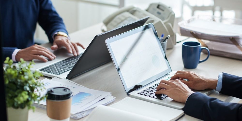 ordinateur_bureau_@pressfoto sur Freepik