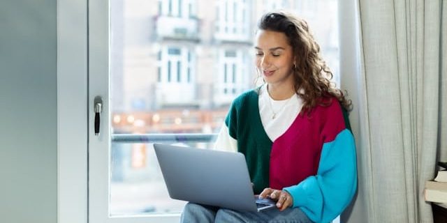 travail_ecran@getrodeo_ sur Unsplashment Software</a> sur <a href="https://unsplash.com/fr/photos/une-femme-assise-sur-le-rebord-dune-fenetre-utilisant-un-ordinateur-portable-zWQsz8ol8Uo?utm_content=creditCopyText&utm_medium=referral&utm_source=unsplash">Unsplash</a>